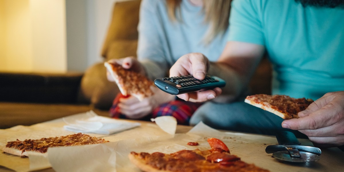 Ponad połowa Polaków przyznaje, że ich ulubionym daniem w trakcie meczu jest pizza (57 proc,). Chętnie zamówiliby także frytki, kebaba, burgera czy skrzydełka kurczaka - wynika z danych Pyszne.pl.