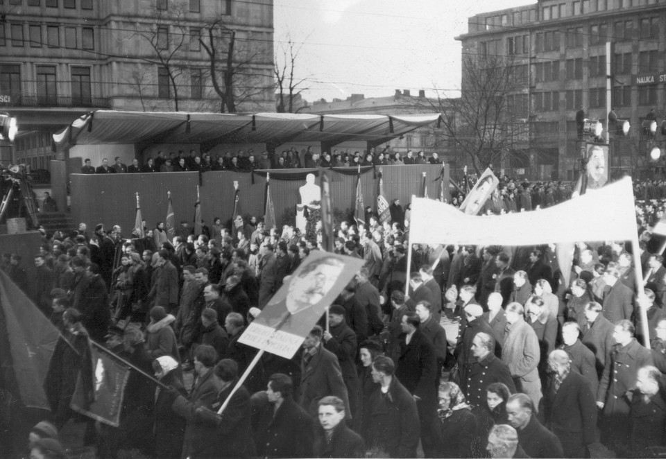 Mieszkańcy Warszawy składający hołd pamięci Stalina po jego śmierci