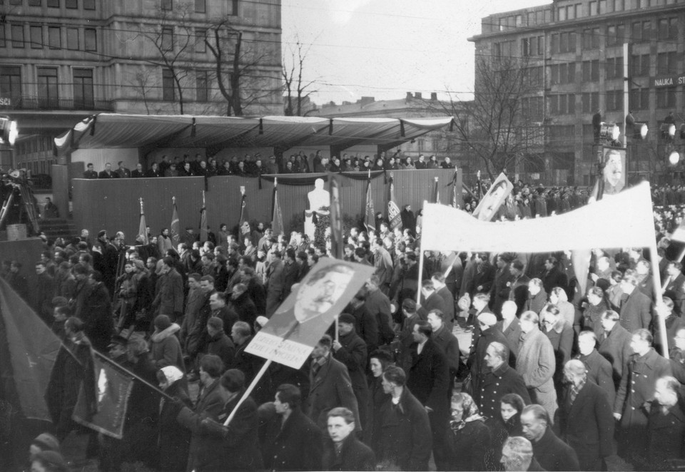 Mieszkańcy Warszawy składający hołd pamięci Stalina po jego śmierci