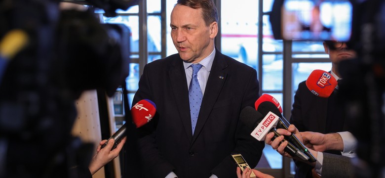 Spór o unijne pieniądze na zbrojenia. Radosław Sikorski odpowiada: perfidni Teutoni, zła UE