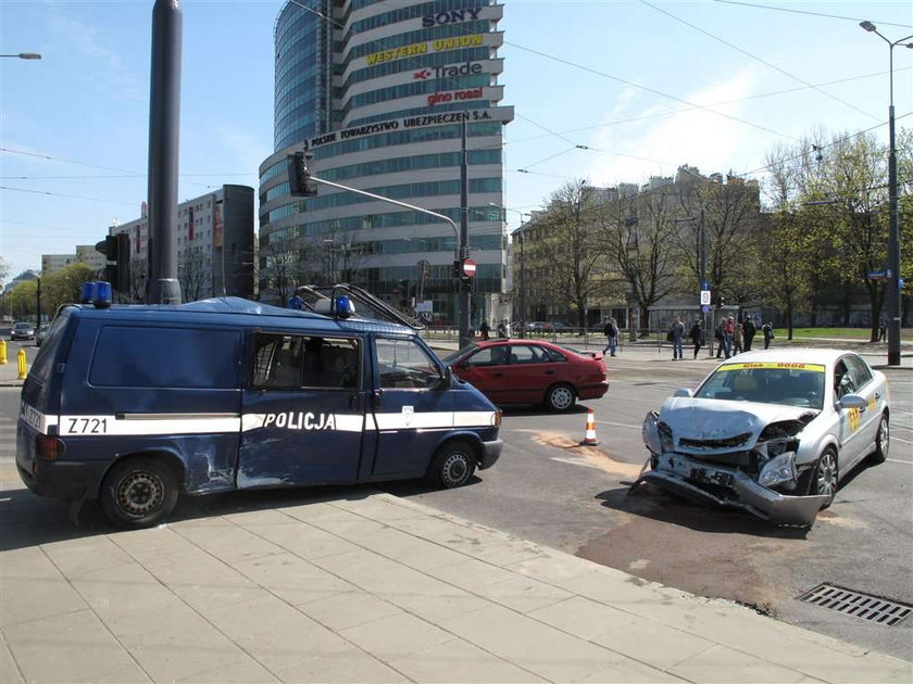 Warszawa, wypadek, taxi, taksówka, radiowóz, policja