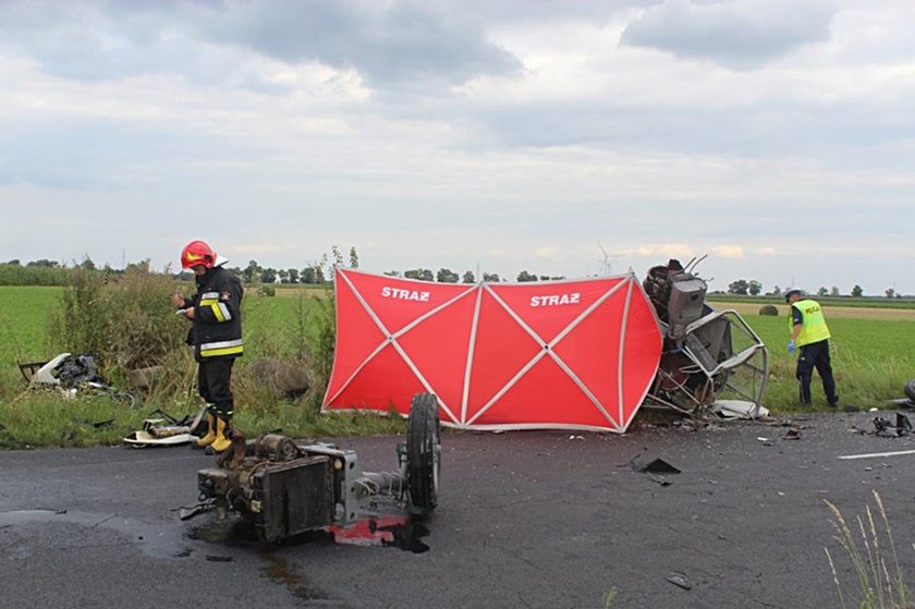 Dwaj motocykliści uderzyli w traktor. Jeden z nich zginął na miejscu. Siła uderzenia była tak potężna, że ciągnik dosłownie się rozsypał