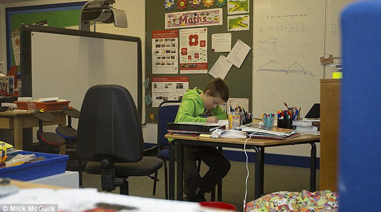 Aron Anderson, skót kisfiú egyedül tanul egy iskolában