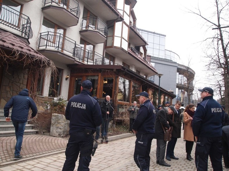 Marzec 2018. Policjanci i komornik pod hotelem Litwor. Za chwilę nastąpi przejęcie obiektu z rąk Małgorzaty Ch. na rzecz kancelarii prawnej reprezentującej interesy rodziny Solorzów