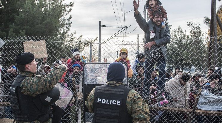 Rendőrök fékezték meg a migránsokat/Fotó: AFP