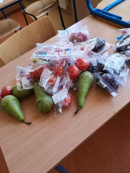 Owoce w szkołach pakowane w plastik 