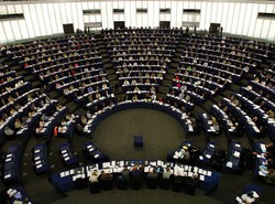 Dziś każdy europoseł zarobi 140 tysięcy