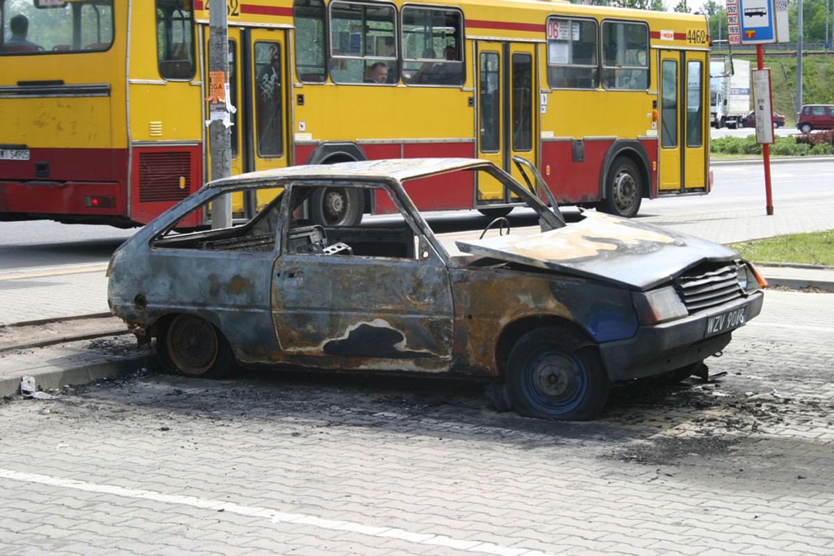 Chyba każdy z nas zetknął się w swojej okolicy z porzuconymi wrakami. Na niektórych osiedlach ich obecność jest poważnym problemem.
