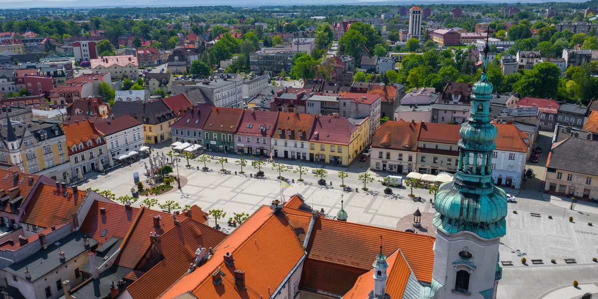 Wśród powiatów, które trafiły na listę resortu, są takie, w których sytuacja zaczęła pogarszać się jeszcze w maju i takie, w których ognisk wirusa jest więcej niż jedno. [Na zdjęciu Pszczyna. W powiecie pszczyńskim do rozwoju epidemii przyczyniło się wesele].