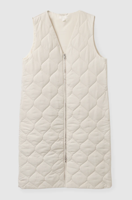 Long gilet matelassé fabriqué à partir de matériaux recyclés de Cos, CHF 150.–. 
