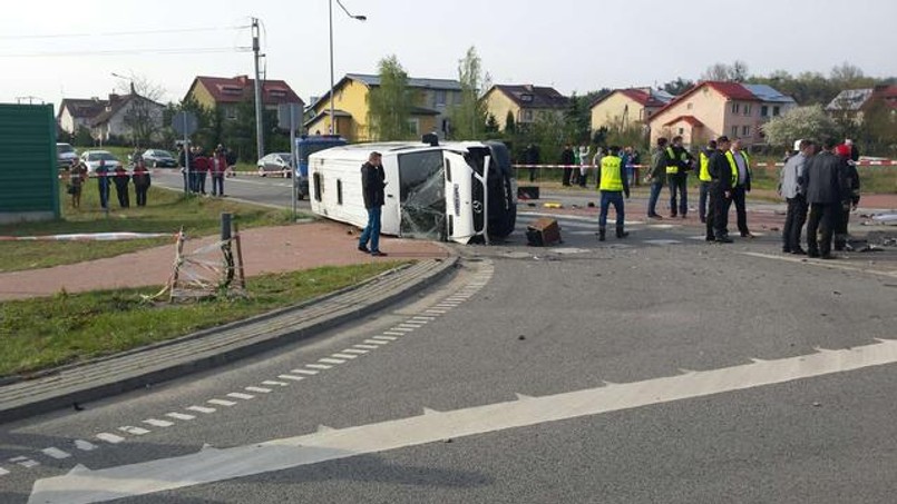 Przyczyny wypadku bada policja. Obwodnica Pelplina (droga wojewódzka nr 230) jest zablokowana.