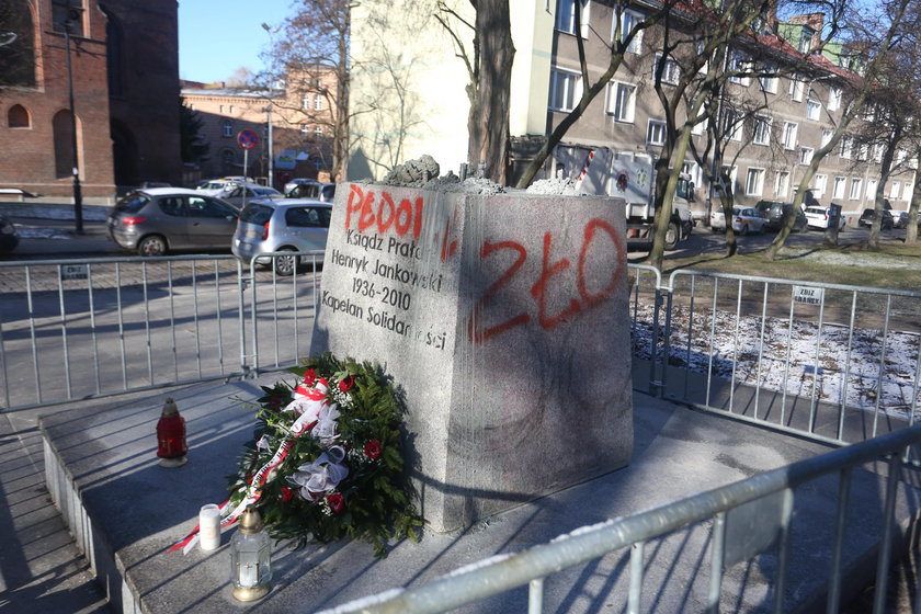 Cokół pomnika ks. Jankowskiego został zdewastowany