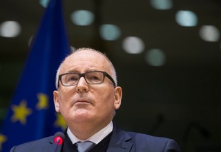 Europoseł PiS zapewnia Fransa Timmermansa o pełnym pluralizmie TK. Ten reaguje śmiechem