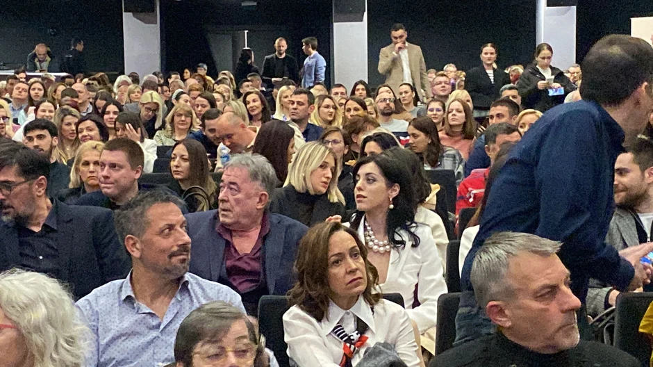 Mima Karadžić sa devojkom