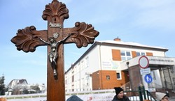 Pikieta w obronie krzyża w Kielnie. "Uczestnicy płaczą i modlą się"