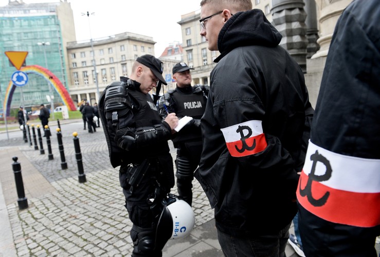 Policja kontroluje przechodniów przy instalacji artystycznej 