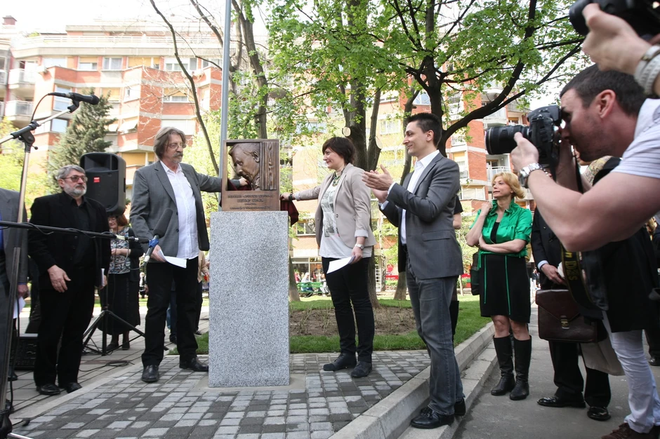 Milan Caci Mihajlović, Milca Kralj, Velimir Kuzmanović otkrivaju bistu