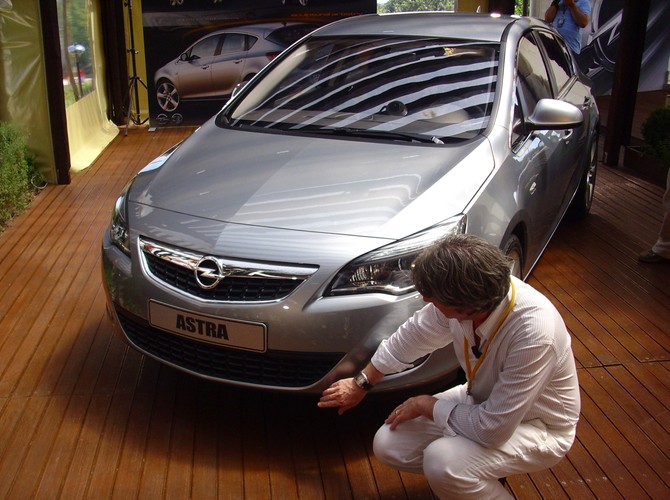 W porównaniu z obecnym pokoleniem w wersji pięciodrzwiowej ma ponad 7 cm większy rozstaw osi i jest przeszło 17 cm dłuższa