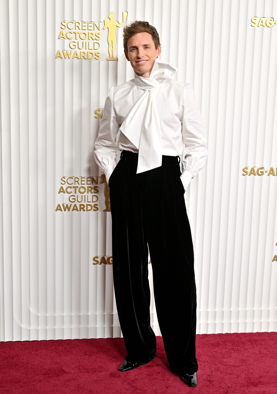 Eddie Redmayne Saint Laurentban a SAG gála vörös szőnyegén