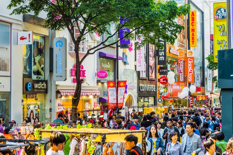 Słynna ulica handlowa Myeong-dong w Seulu, Korea Południowa