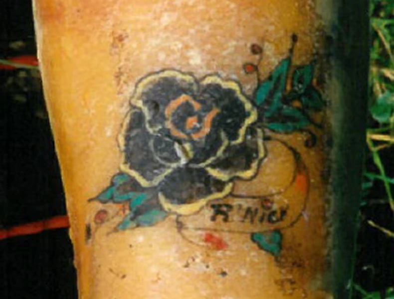 Tetovaža na levoj podlaktici žene pronađene u reci u Antverpenu, Belgija, 1992.