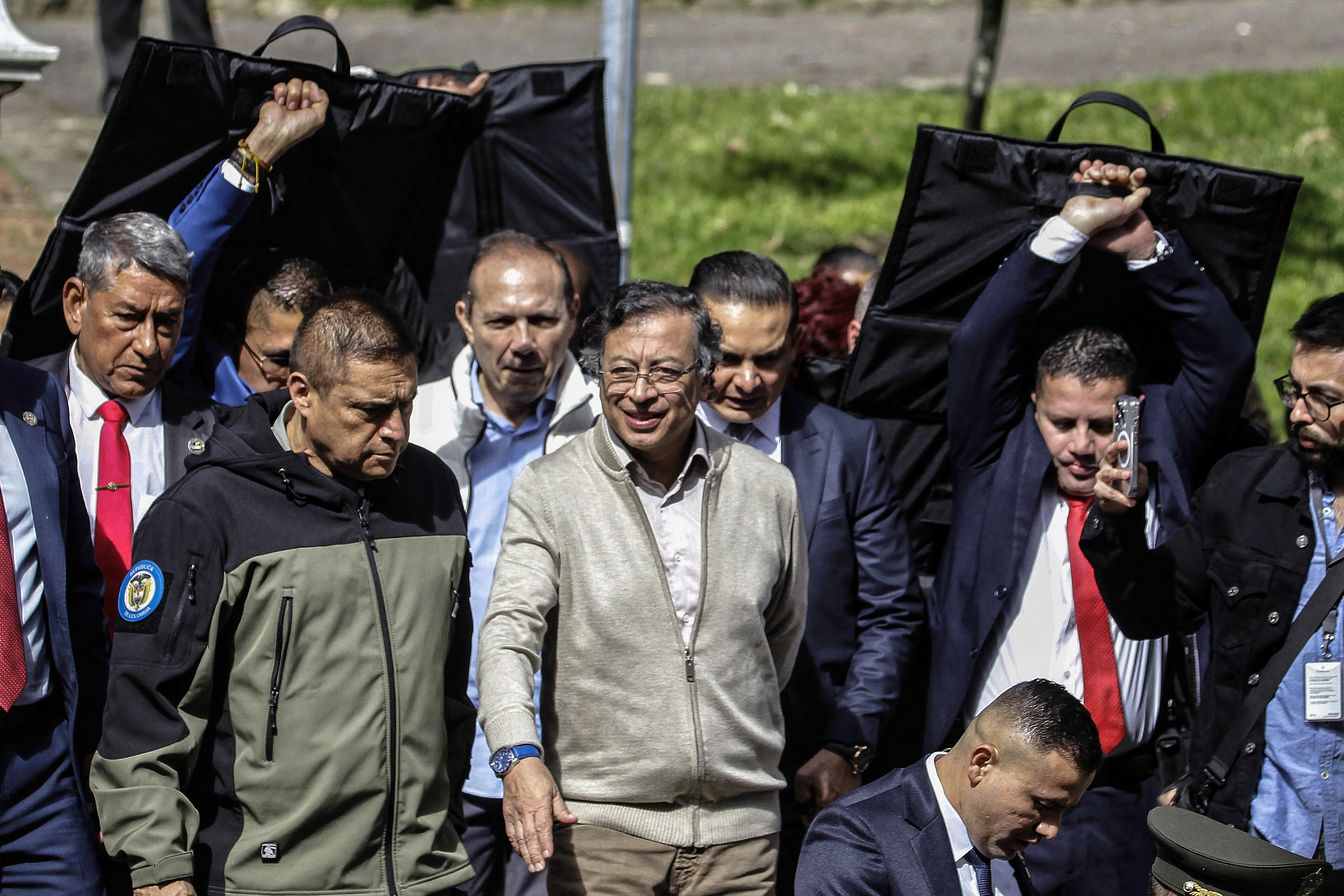 Petro denuncia a exministro Leyva por conspiración y sedición