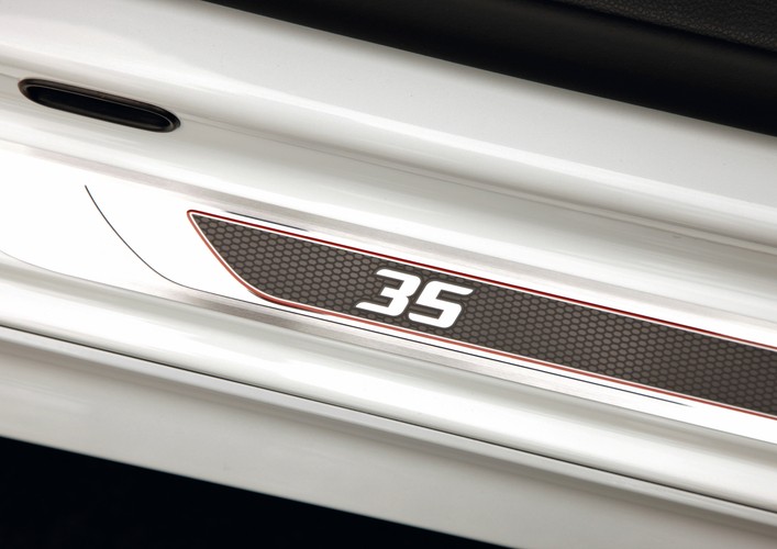 Logo z liczbą '35' zobaczysz na błotnikach, listwach progowych, zagłówkach i na siedziskach