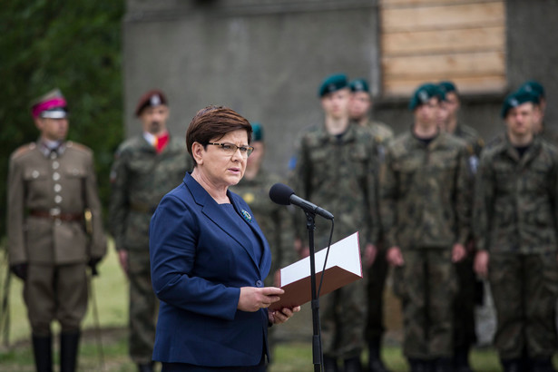 Szef RE Donald Tusk, odnosząc się do wypowiedzi Beaty Szydło napisał na swoim oficjalnym profilu na Twitterze: "Takie słowa w takim miejscu nigdy nie powinny paść z ust polskiego premiera".