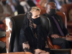 Księżna Charlene na uroczystościach upamiętniających monarchę Zulu. Czerń nie dodała jej uroku...