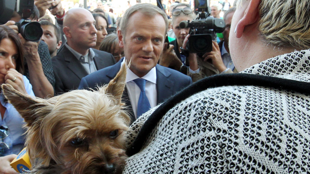 "Jak my mamy żyć?" , "Co to za kraj, że rząd nam nie pomaga?" - pytały z płaczem mieszkanki Kutna premiera Donalda Tuska. Premier odwiedził Kutno w drodze do Wielkopolski.