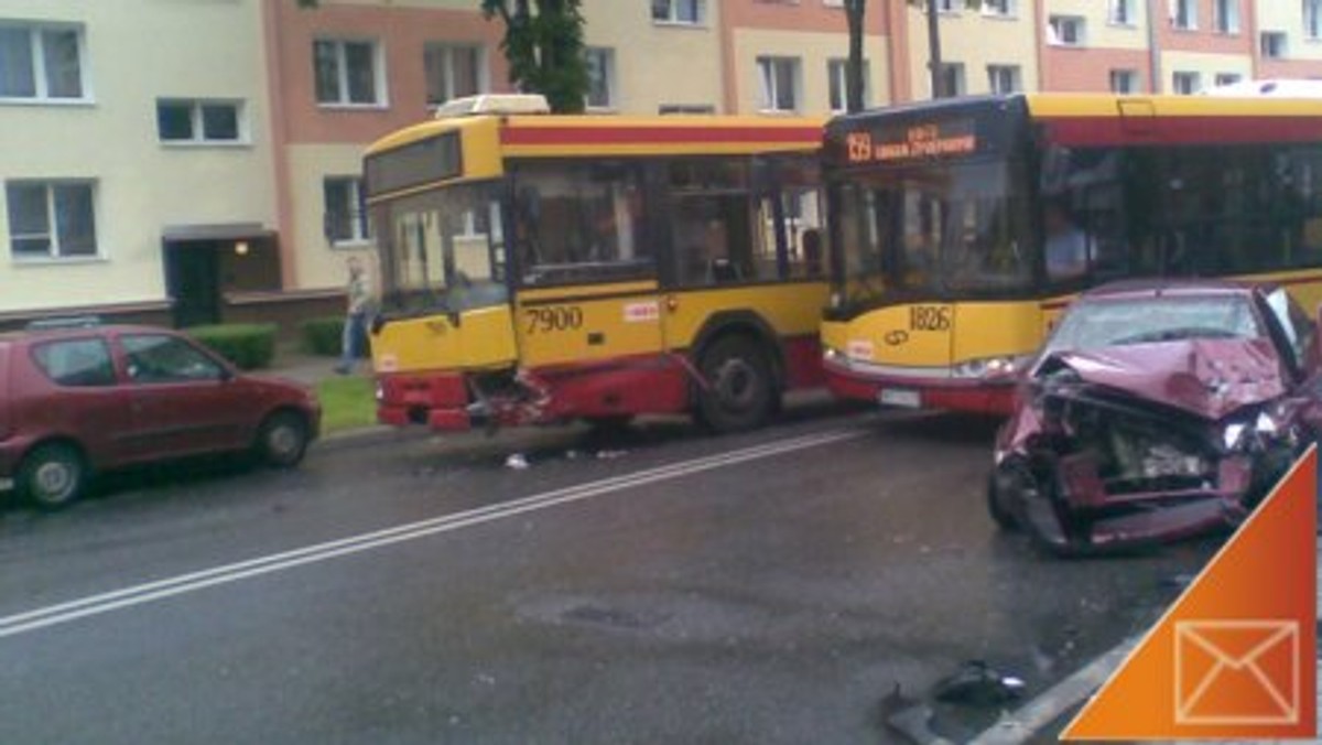 Groźny wypadek na ul. Obrachta. Samochód osobowy zderzył się czołowo z autobusem linii 520. Dwie osoby zostały ranne - informuje TVN Warszawa.