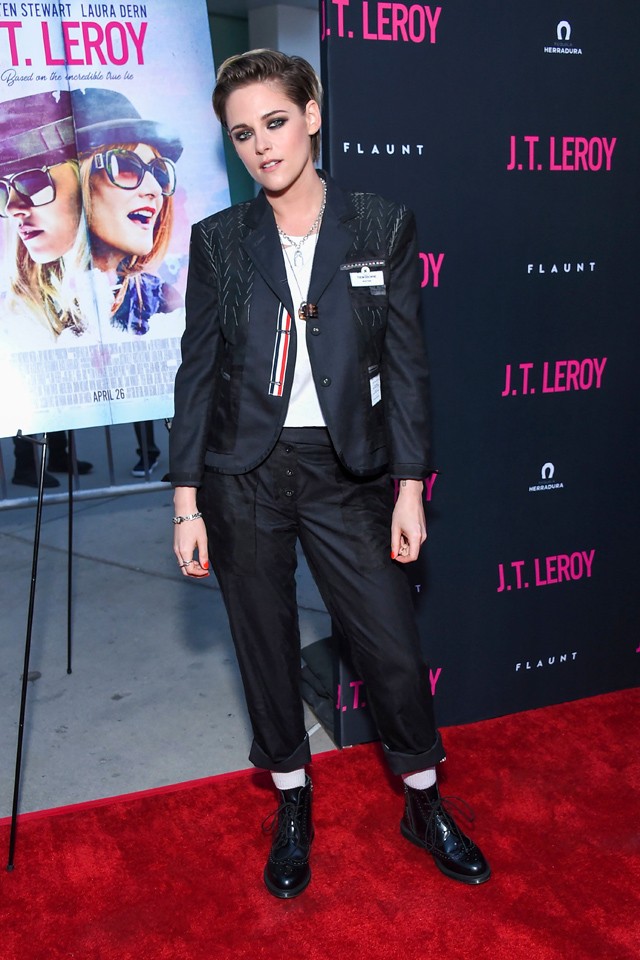 Kristen Stewart élete legnőiesebb ruháját viselte a vörös szőnyegen, de talán nem kellett volna