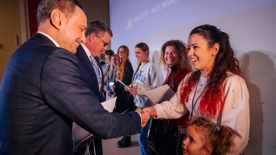 Wręczanie dyplomów dla absolwentów kursu pilotażowego, prof. Andrzej Rozmus, dr Guy Diedrich 