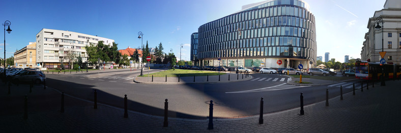 Panorama ulicy Trębackiej. W lewej części zdjęcia pętla autobusowa - miejsce na przyszły pomnik