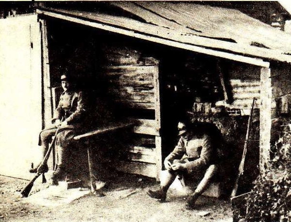 Żołnierze Wojska Polskiego we Francji w obozie Coëtquidan podczas odpoczynku z karabinami Berthier Mle1907