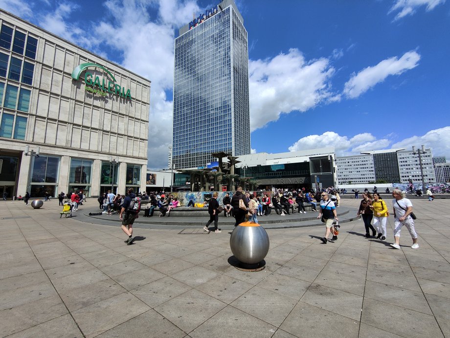 Berliński Alexanderplatz. Tu pustych butelek jest najwięcej, ale i konkurencja o nie jest najbardziej zażarta