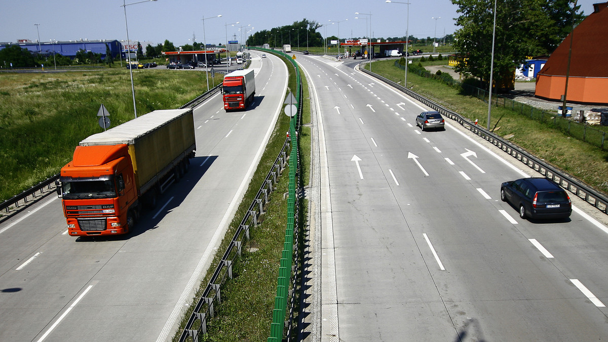 Już wkrótce mają ruszyć prace nad poszerzeniem południowej obwodnicy Poznania. Dotyczy to  darmowego odcinka autostrady A2 pomiędzy Krzesinami a Komornikami.  Dodatkowy pas w obie strony ma powstać do 2015 roku.