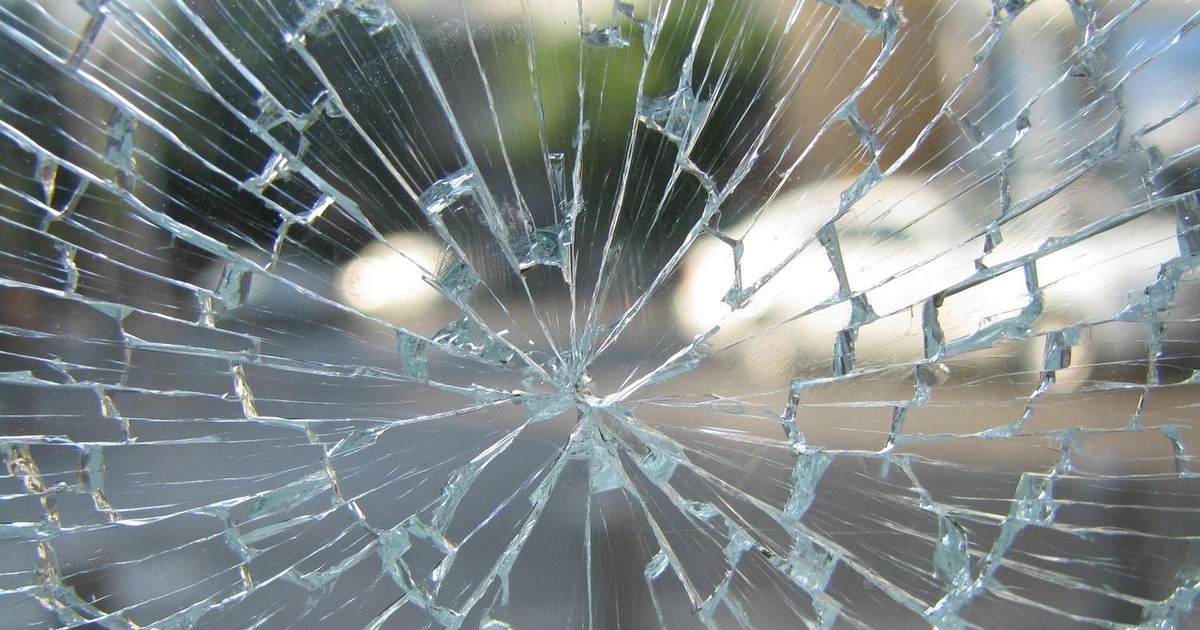 Tragédia az 56-os főúton: meghalt egy ember, miután egymásba rohant egy busz és egy furgon