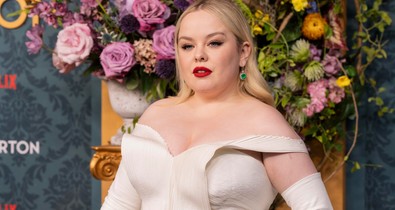 A Bridgerton sztárja, Nicola Coughlan még sosem volt olyan gyönyörű, mint Kim Kardashian kampányában