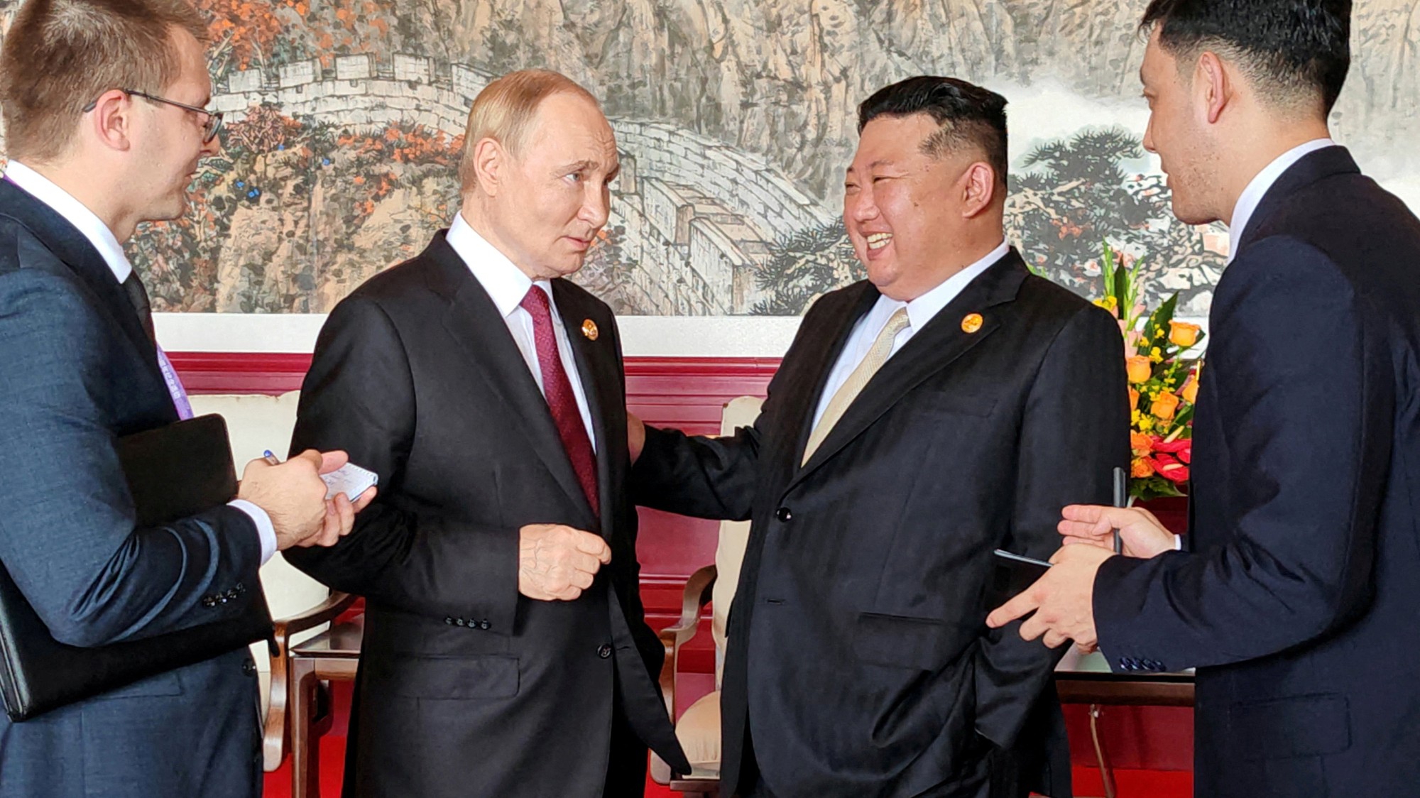 Severokórejský vodca Kim Čong-un (vpravo) a ruský prezident Vladimir Putin (vľavo) sa stretli v Číne, 4. septembra 2025.