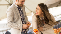 Poproś partnera o obranie pomarańczy. Jego reakcja zdradzi, czy macie kryzys