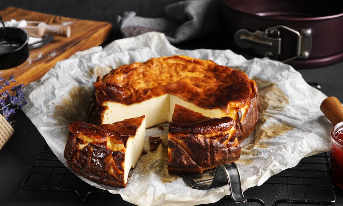 Dlaczego sernik pęka i nie rośnie? Uważaj na ten błąd przy pieczeniu