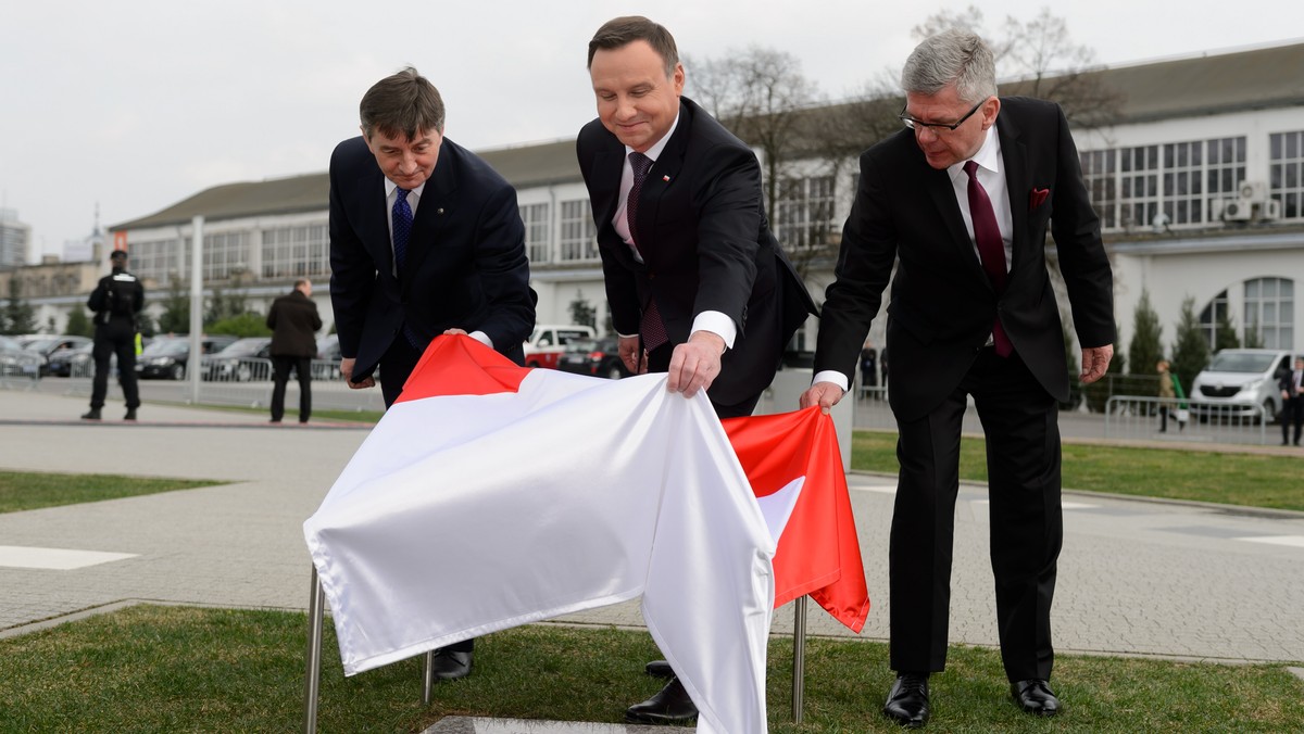 Na terenie Międzynarodowych Targach Poznańskich odsłonięto tablicę upamiętniającą posiedzenie Zgromadzenia Narodowego, które odbyło się tu w piątek z okazji jubileuszu 1050-lecia chrztu Polski i początków polskiej państwowości.