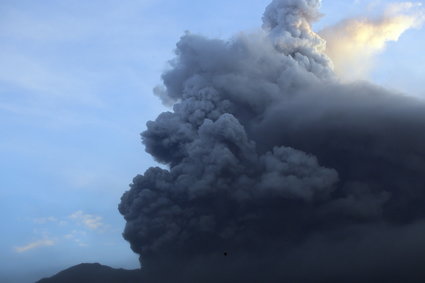 Erupcja wulkanu w Indonezji. Alarm dla linii lotniczych. Odwołane loty