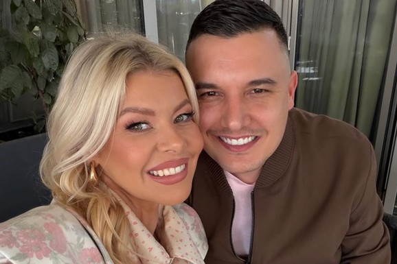 POLA ESTRADE NA 18. ROĐENDANU SINA DANIJELE KARIĆ IZ PRVOG BRAKA Filip najveseliji na žurci, oko vrata perje, a u ruci tompus, peva mu i Sandra Afrika