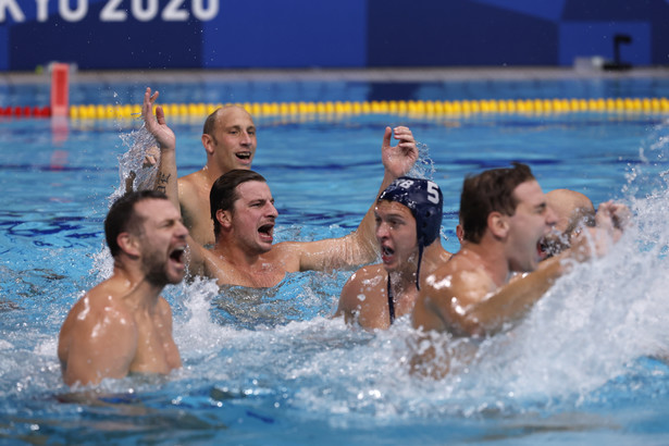 Piłkarze wodni Serbii celebrujący zwycięstwo w finale z Grecją