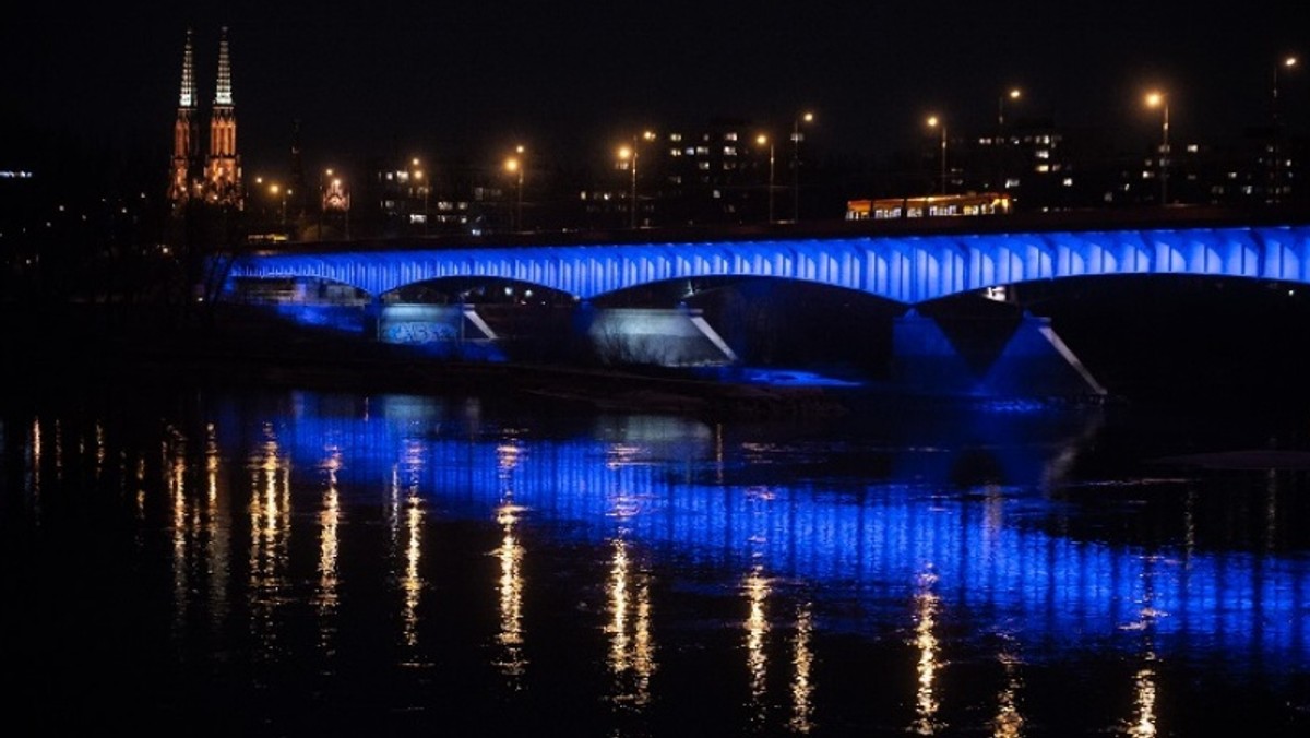 Koronawirus. Warszawa: podświetlony PKiN i most. Podziękowanie pracownikom służby zdrowia