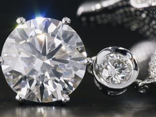 – Diamentowa biżuteria to nie tylko ponadczasowy styl i prestiż, lecz lokata kapitału w niepewnych czasach - podkreśla Paula Miszczuk, dyrektor zarządzająca Hermitage Boutique.