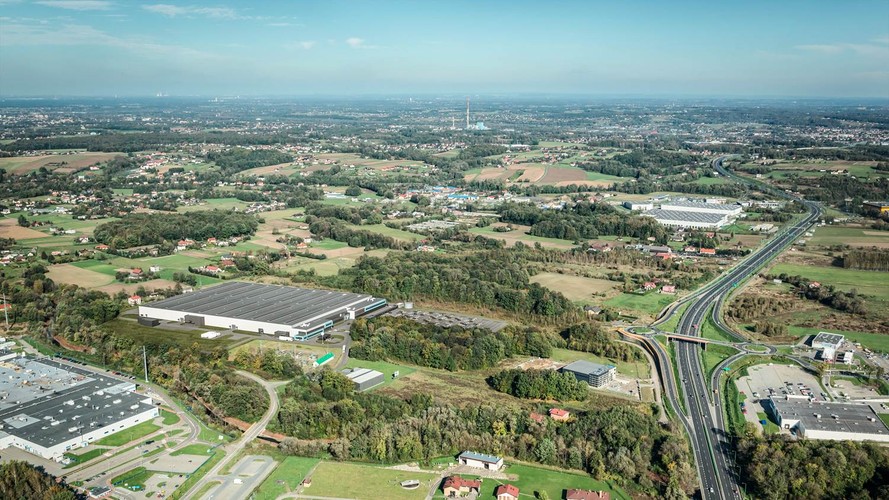 GE zatrudnia dziś w Polsce ok. 10 tys. ludzi, z czego połowę w należącym do amerykańskiej grupy banku BPH, a 1,7 tys. w warszawskim centrum badawczy Engineering Design Center EDC, które powstało przed laty jako wspólne przedsięwzięcie z Instytutem Lotnictwa. Obecnie GE uczestniczy w budowie bloku gazowo-parowego we Włocławku dla Orlenu i dostarcza turbinę gazową do elektrowni kogeneracyjnej w Stalowej Woli (to wspólne przedsięwzięcie PGNiG i Tauronu).