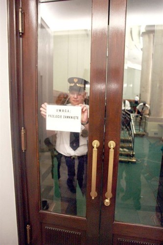warszawa 24 08 2007sejm obrady sejmu , straz marszalkowska wyprasza dziennikarzy i sprawdza czy na sali obrad niezostaly zadne urzedzenia nagrywajace , Marszalek sejmu zarzadzil tajnosc obradfot Rafal Meszka